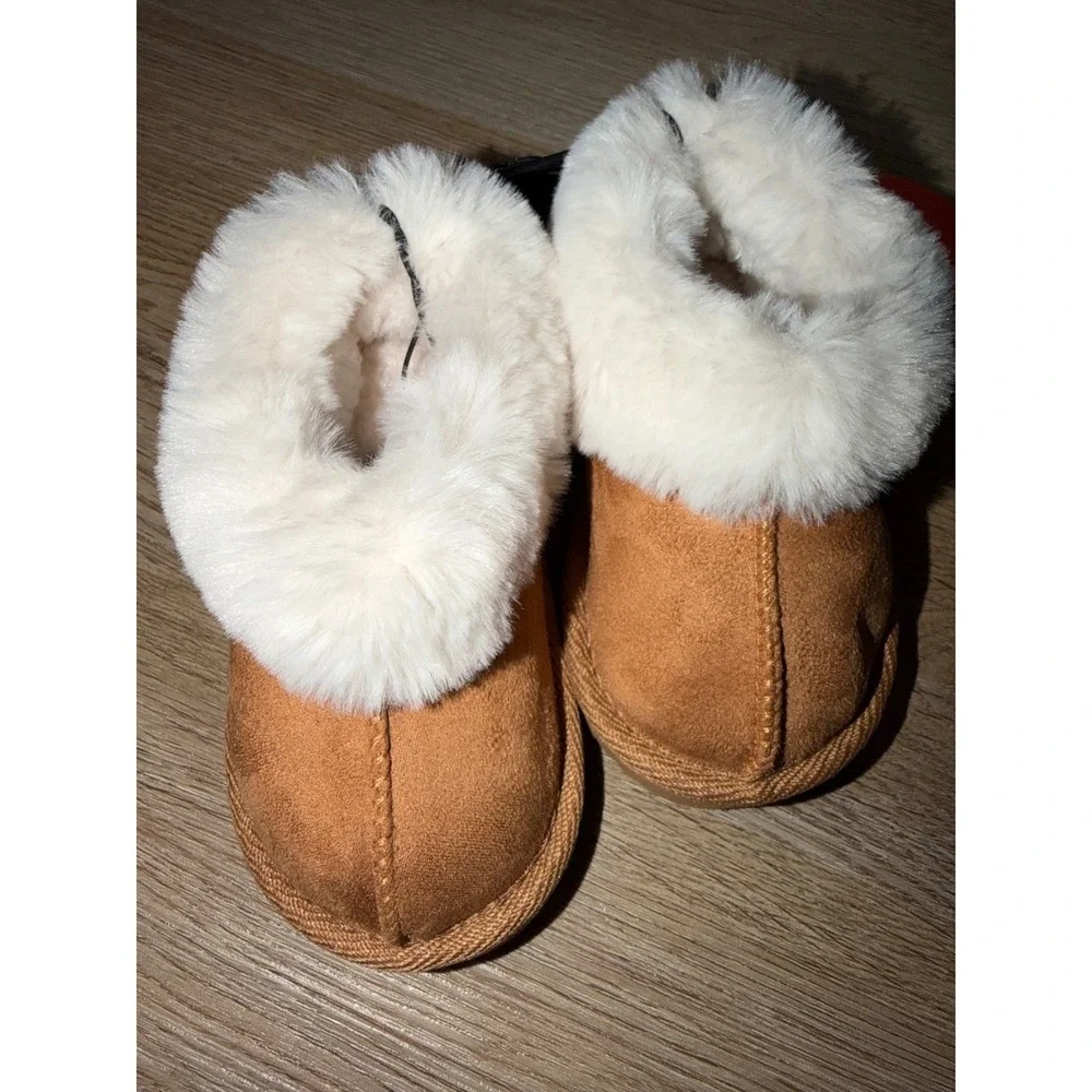 Baby faux fur slippers size 5/6